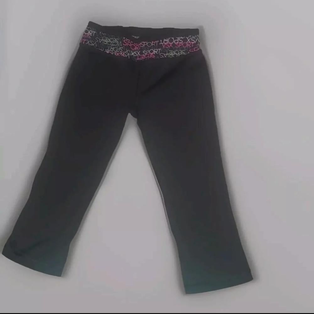 Victoria’s Secret VSX Sport Logo Knockout Sport Black Capri leggings Size Small